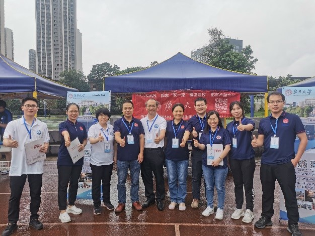 太阳成集团tyc234cc古天乐到柳州高级中学参加广西普通高校招生咨询会